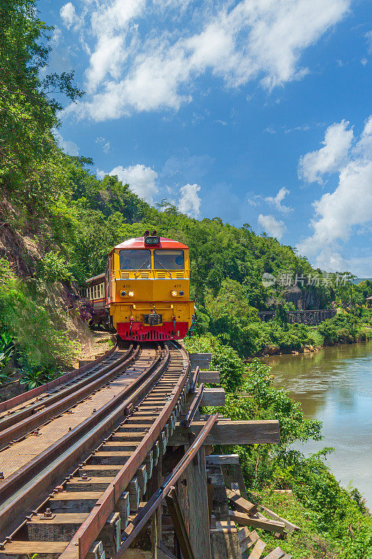 死亡铁路，火车在地狱火关山和河边的赛玉瀑布和Khwae河之间的轨道上运行，为泰国人民和外国游客带来了在泰国北碧府的Tham krasae洞穴的旅行